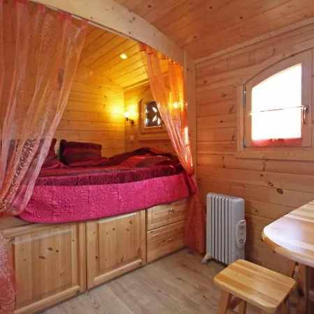 Holiday home Roulotte Spacieuse Avec Terrasse, Jardin Et Jeux, Animaux Acceptes - Fr-1-497-130